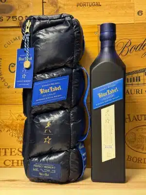 Johnnie Walker Blue Label Ice Chalet – limited edition in een luxe winterse giftbox met ijskristaldesign. De iconische blend biedt rijke, fluweelzachte lagen van honing, gedroogd fruit, rook en specerijen, perfect voor feestelijke momenten in stijl.