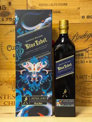 Johnnie Walker Blue Label Year of the Dragon – limited edition in een luxe fles met levendig rood-goud drakendesign. Een eerbetoon aan kracht en voorspoed, met rijke lagen van rook, honing, gedroogd fruit en kruiden. Perfect voor verzamelaars en feestelijke momenten.