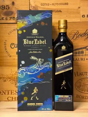Limited edition fles Johnnie Walker Blue Label Year of the Rabbit, met luxueus ontwerp in rode en gouden accenten, voorzien van een sierlijke illustratie van een konijn in sprong, tegen een diepblauwe achtergrond, gepresenteerd in een bijpassende premium geschenkdoos.