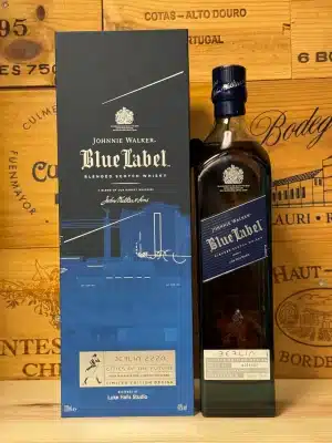 Johnnie Walker Blue Label Berlin – limited edition uit de Cities of the Future-serie, met futuristisch artwork van een visionair Berlijn. Luxe fles met levendig design en de kenmerkende Blue Label blend: complex, zijdezacht en vol subtiele rooktonen.
