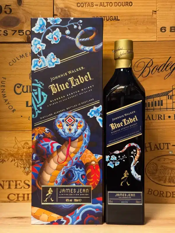 Johnnie Walker Blue Label Year of the Snake – exclusieve limited edition in een luxe fles met sierlijk slangenmotief. Een eerbetoon aan wijsheid en transformatie, met rijke lagen van honing, gedroogd fruit, rook en kruiden in de iconische Blue Label blend.