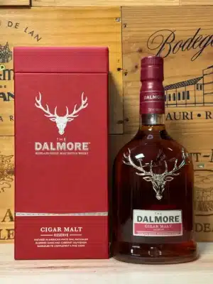 Fles The Dalmore Cigar Malt Reserve single malt whisky met diep koperkleurige inhoud en iconisch zilveren hertensymbool.