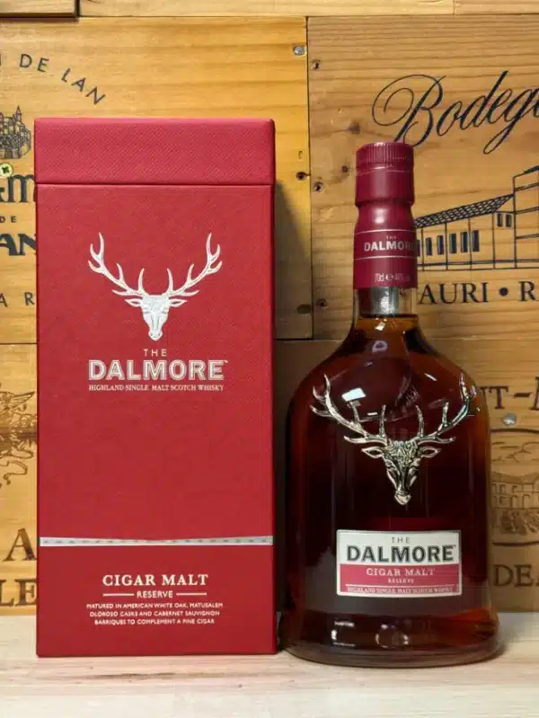 Fles The Dalmore Cigar Malt Reserve single malt whisky met diep koperkleurige inhoud en iconisch zilveren hertensymbool.
