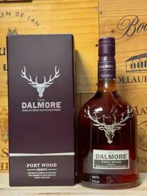 Fles The Dalmore Port Wood Reserve single malt whisky met koperkleurige inhoud en het kenmerkende zilveren hertensymbool.