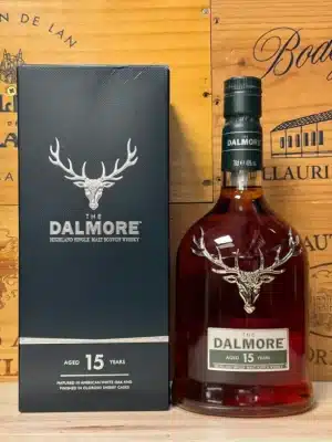Fles The Dalmore 15 Year Old single malt whisky met het iconische zilveren hertensymbool en luxe uitstraling.