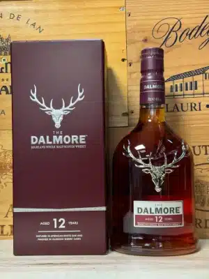 Fles The Dalmore 12 Year Old single malt whisky met koperkleurige inhoud en het herkenbare zilveren hertensymbool op het etiket.
