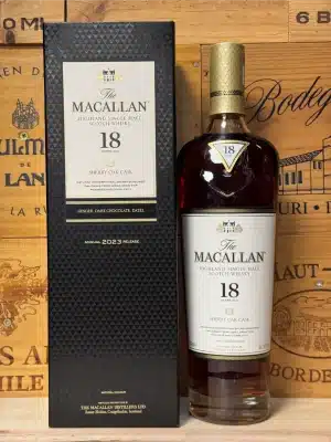 Fles The Macallan 18 Year Old Sherry Oak Cask 2023 single malt whisky in luxe verpakking, met rijke amberkleur en klassieke uitstraling, symbool van 18 jaar rijping op Spaanse sherryvaten.