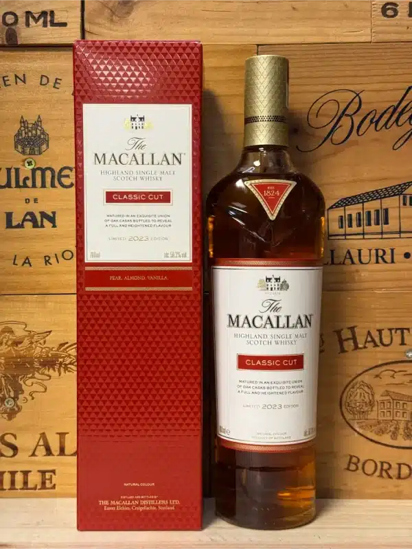 Fles Macallan Classic Cut 2023 in stijlvolle rode verpakking met gouden accenten, single malt whisky gepresenteerd op een elegante achtergrond.