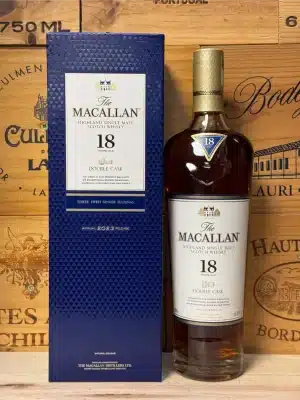 Fles The Macallan 18 Year Old Double Cask 2023 single malt whisky, elegant gepresenteerd in luxe verpakking met goudkleurige accenten, symbool van vakmanschap en rijping op Amerikaans en Europees eikenhout.