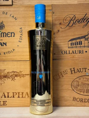 Gouden metallic fles Au Vodka Blue Raspberry met opvallende kleur en fruitige blauwe frambozensmaak, luxe en modern gepresenteerd.