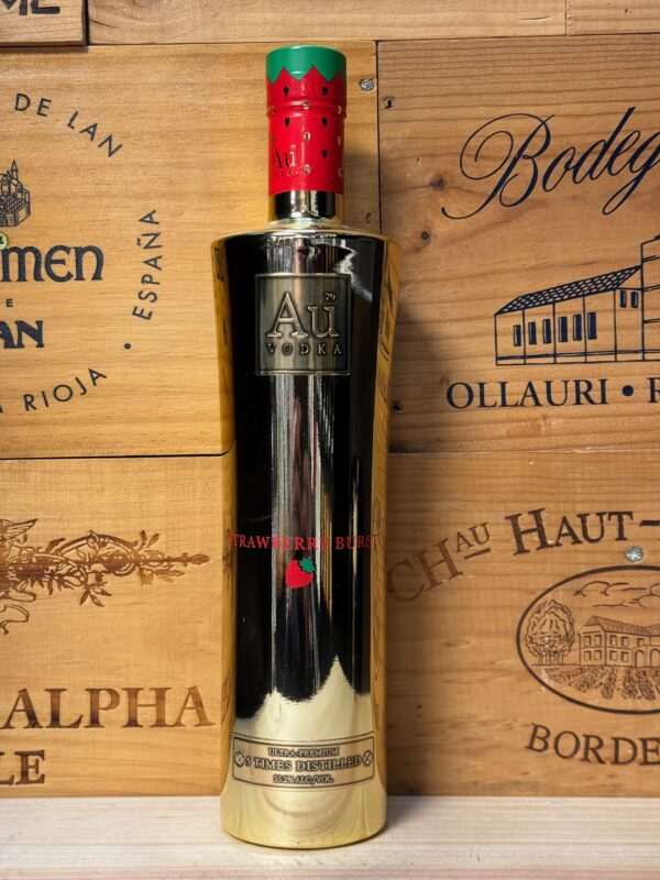 Gouden metallic fles Au Vodka Starberry Burst met sterrenontwerp en fruitige smaak van aardbei en exotisch fruit, luxe en opvallend gepresenteerd.
