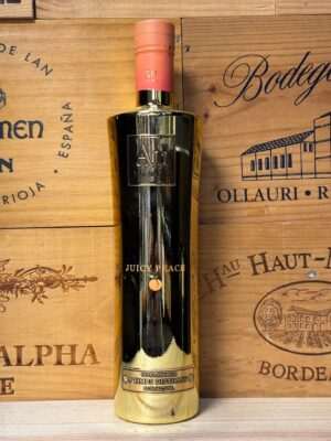 Goud metallic fles Au Vodka Juicy Peach met luxe uitstraling en sappige perziksmaak, perfect voor zomerse cocktails en stijlvolle momenten.