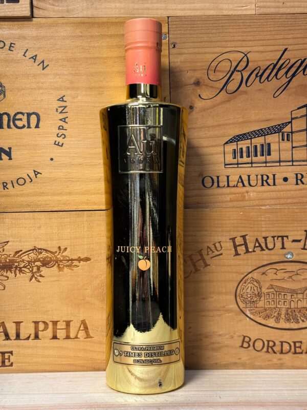 Goud metallic fles Au Vodka Juicy Peach met luxe uitstraling en sappige perziksmaak, perfect voor zomerse cocktails en stijlvolle momenten.