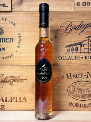 Fles Frapin Cognac VSOP – elegante single estate cognac uit de Grande Champagne, met goudkleurige inhoud en luxe presentatie.