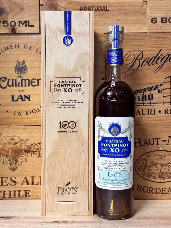 Fles Château Fontpinot XO 100e Anniversaire van Frapin – luxe cognac uit Grande Champagne met elegante fles en gouden details, gepresenteerd ter ere van 100 jaar Château Fontpinot.