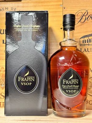 Stijlvolle fles Frapin VSOP Cognac, afkomstig uit de Grande Champagne, met goudkleurige inhoud en elegante etikettering – symbool van Frans vakmanschap.