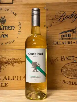 Fles Conde Pinel Verdejo Blanco Viura – frisse Spaanse witte wijn met citrus, appel en florale tonen, in een elegant etiket.