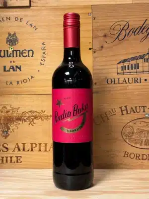 Fles Radio Boca Tempranillo – Spaanse rode wijn met rood fruit en zachte tannines, in een opvallend kleurrijk en modern etiket.