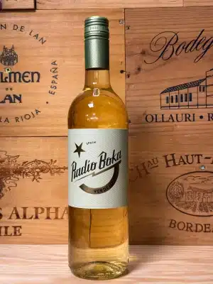 Fles Radio Boca Verdejo – frisse Spaanse witte wijn met citrus, groene appel en venkeltonen, in een modern en kleurrijk etiket.