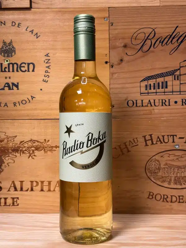 Fles Radio Boca Verdejo – frisse Spaanse witte wijn met citrus, groene appel en venkeltonen, in een modern en kleurrijk etiket.