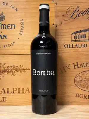 Fles Bomba Tempranillo – Spaanse rode wijn met intens fruitige smaak, robijnrode kleur en opvallend etiket.
