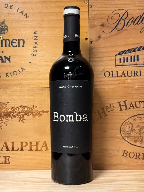 Fles Bomba Tempranillo – Spaanse rode wijn met intens fruitige smaak, robijnrode kleur en opvallend etiket.