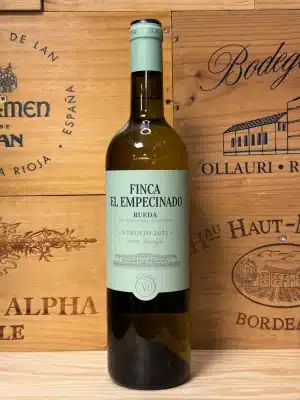 Fles Finca El Empecinado Verdejo – frisse Spaanse witte wijn uit Rueda met aroma’s van citrus, tropisch fruit en venkel, in elegante fles.