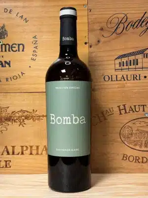 Fles Bomba Sauvignon Blanc – frisse Spaanse witte wijn met citrus en groene appel, in een moderne fles met opvallend label.