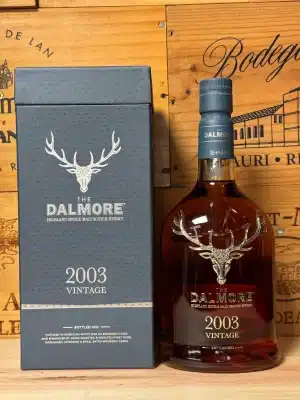 Fles The Dalmore Vintage 2003 single malt whisky met kenmerkend zilveren hertensymbool en luxe verpakking.