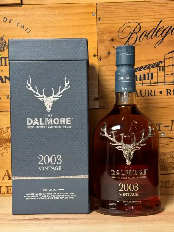 Fles The Dalmore Vintage 2003 single malt whisky met kenmerkend zilveren hertensymbool en luxe verpakking.