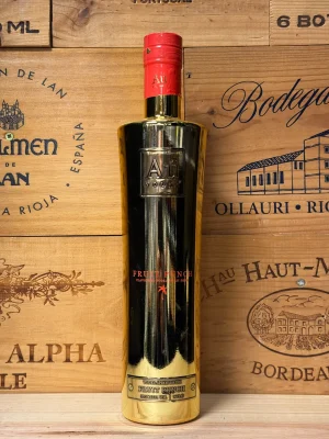 Gouden fles Au Vodka Fruit Punch met tropisch fruitdesign en luxe uitstraling, gevuld met fruitige vodka op basis van exotische vruchten.