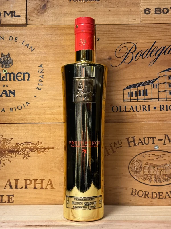 Gouden fles Au Vodka Fruit Punch met tropisch fruitdesign en luxe uitstraling, gevuld met fruitige vodka op basis van exotische vruchten.