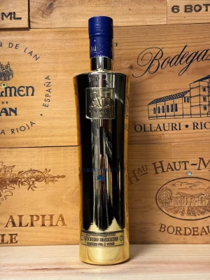 Gouden fles Au Vodka Cosmic Berries met luxe uitstraling en fruitige bosvruchtensmaak.