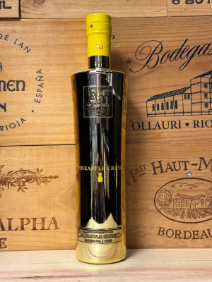 Gouden fles Au Vodka Pineapple Crush met tropisch gele inhoud, luxe uitstraling en ananasthema.