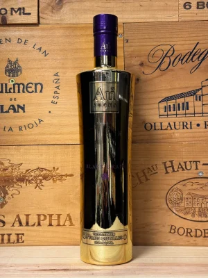 Gouden metallic fles Au Vodka Black Grape met luxe uitstraling en rijke smaak van zwarte druiven, ideaal voor cocktails en feestelijke momenten.