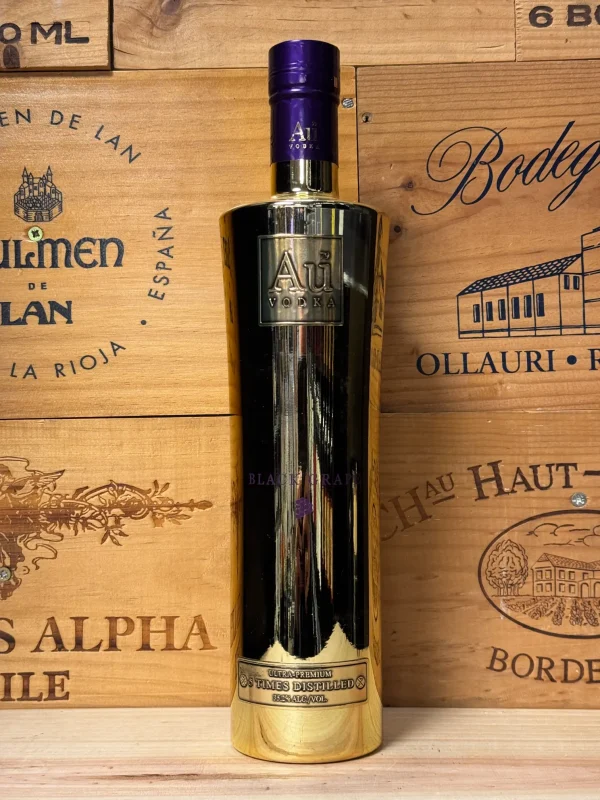 Gouden metallic fles Au Vodka Black Grape met luxe uitstraling en rijke smaak van zwarte druiven, ideaal voor cocktails en feestelijke momenten.