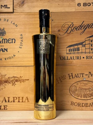 Assortiment Au Vodka flessen in verschillende metallic kleuren, luxe uitstraling met gearomatiseerde premium vodka in diverse smaken.