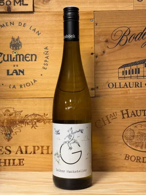 Fles Gmeinböck Gelber Muskateller – droge, aromatische witte wijn met citrus, bloemen en frisse zuren uit het Oostenrijkse Weinviertel.