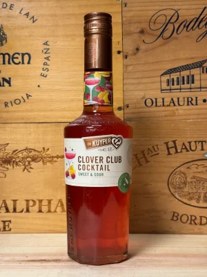 Fles De Kuyper Clover Club – stijlvolle roze cocktail van gin, framboos en citrus, ready-to-serve in elegante fles.