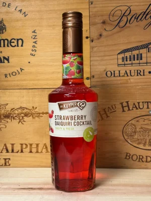 Fles De Kuyper Strawberry Daiquiri – kant-en-klare cocktail met aardbei, rum en limoen, zomers en fruitig.