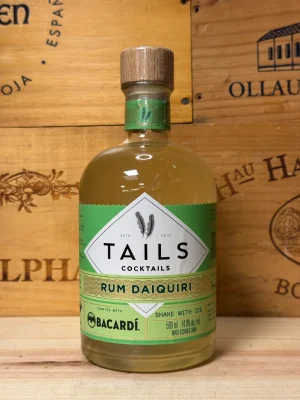 Fles Tails Rum Daiquiri cocktail met elegante vormgeving en tropische uitstraling