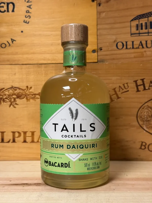 Fles Tails Rum Daiquiri cocktail met elegante vormgeving en tropische uitstraling