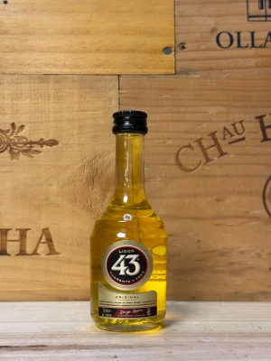 Fles Licor 43 – een goudgele Spaanse likeur met tonen van vanille, citrus en kruiden, perfect voor cocktails of puur genieten.