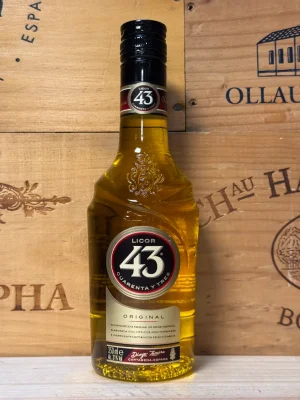 Fles Licor 43 – een goudgele Spaanse likeur met tonen van vanille, citrus en kruiden, perfect voor cocktails of puur genieten.