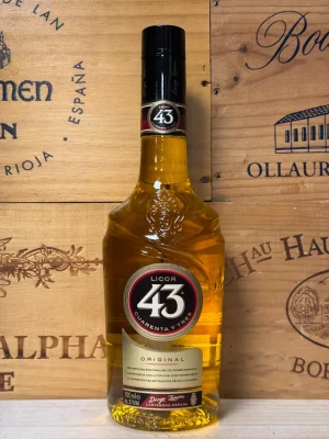 Fles Licor 43 – een goudgele Spaanse likeur met tonen van vanille, citrus en kruiden, perfect voor cocktails of puur genieten.