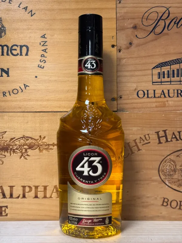 Fles Licor 43 – een goudgele Spaanse likeur met tonen van vanille, citrus en kruiden, perfect voor cocktails of puur genieten.