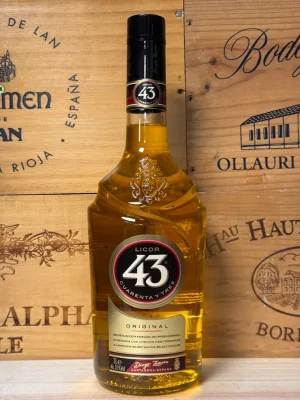 Fles Licor 43 – een goudgele Spaanse likeur met tonen van vanille, citrus en kruiden, perfect voor cocktails of puur genieten.