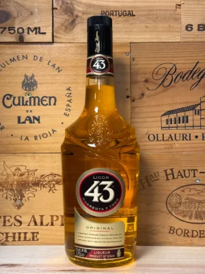 Fles Licor 43 – een goudgele Spaanse likeur met tonen van vanille, citrus en kruiden, perfect voor cocktails of puur genieten. De Verleidelijke Smaak van Spanje.