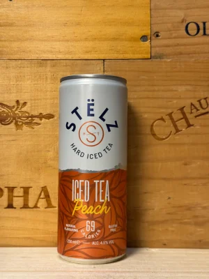 Blikje STËLZ Hard Iced Tea Peach – verfrissende hard iced tea met zoete perziksmaak, 4,5% alcohol, suikervrij en slechts 69 calorieën per blikje.