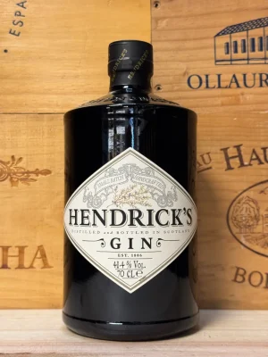 Fles Hendrick’s Gin in klassieke apothekersstijl – premium Schotse gin met roos, komkommer en een uniek botanisch karakter.